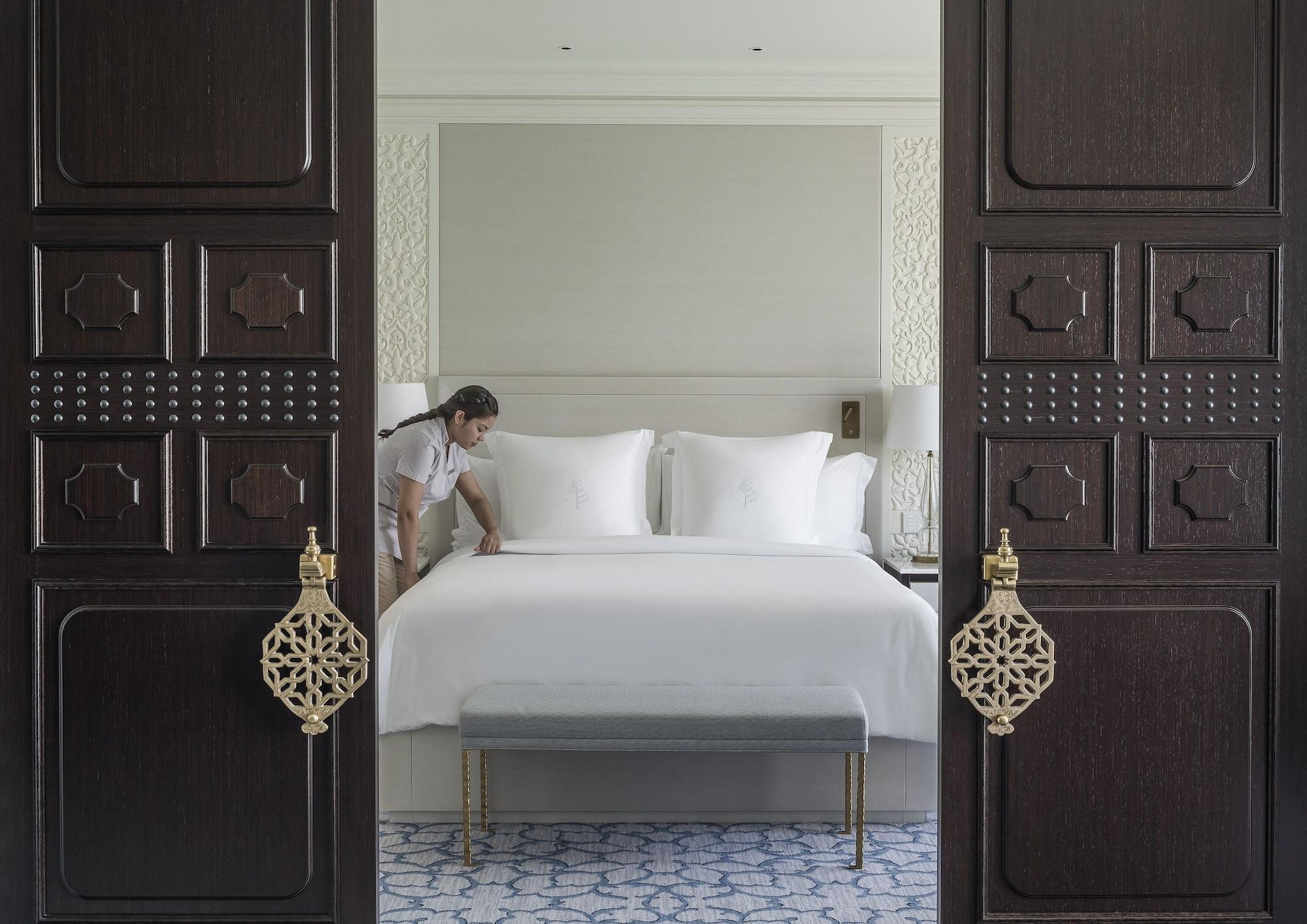 Four Seasons Hotel Doha Exterior photo A guest room at the hotel
