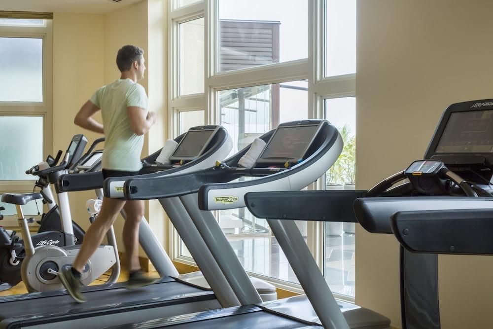 Four Seasons Hotel Doha Exterior photo A treadmill