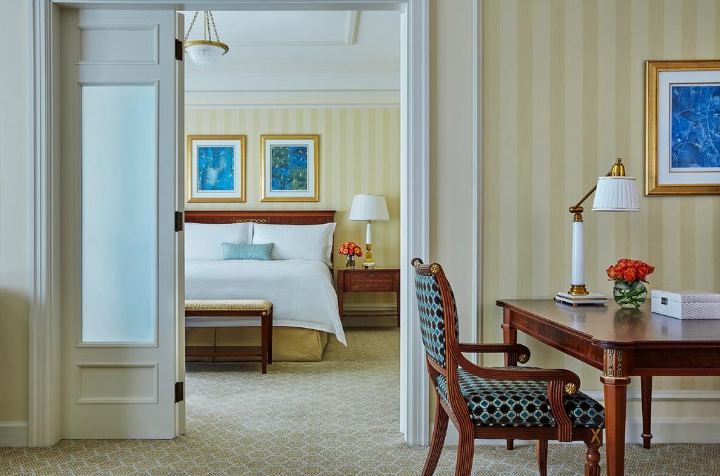 Four Seasons Hotel Doha Exterior photo A suite at the Four Seasons Hotel