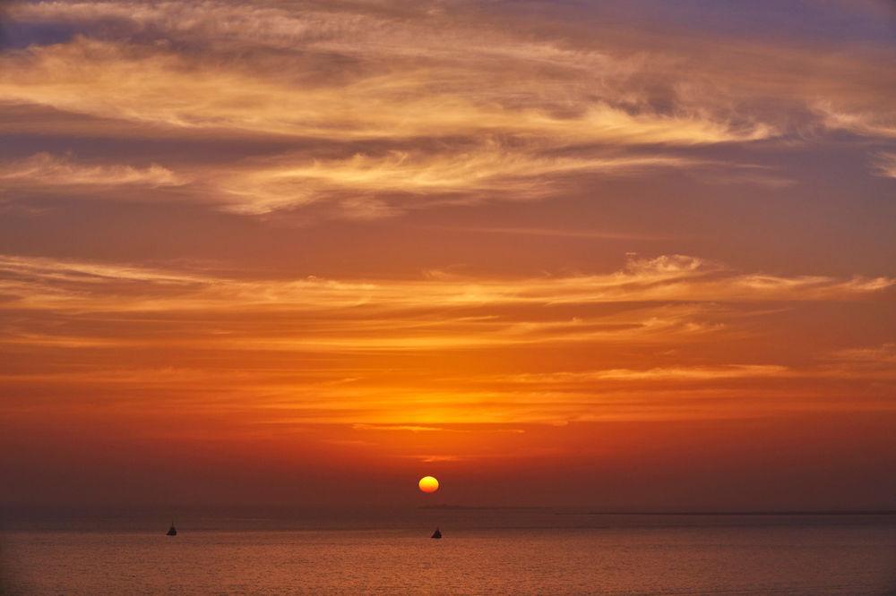 Four Seasons Hotel Doha Exterior photo Sunset over the Gulf of Naples