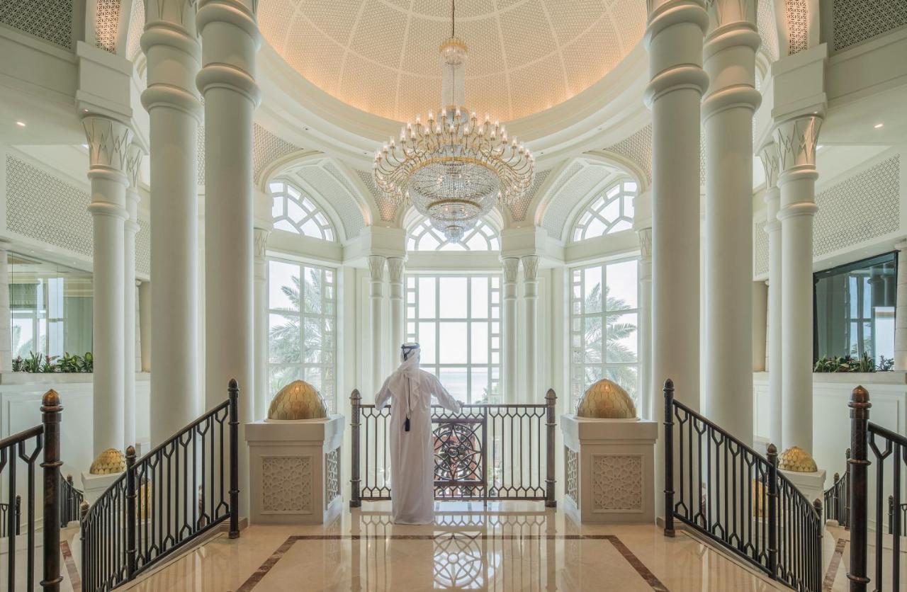 Four Seasons Hotel Doha Exterior photo The hotel's lobby