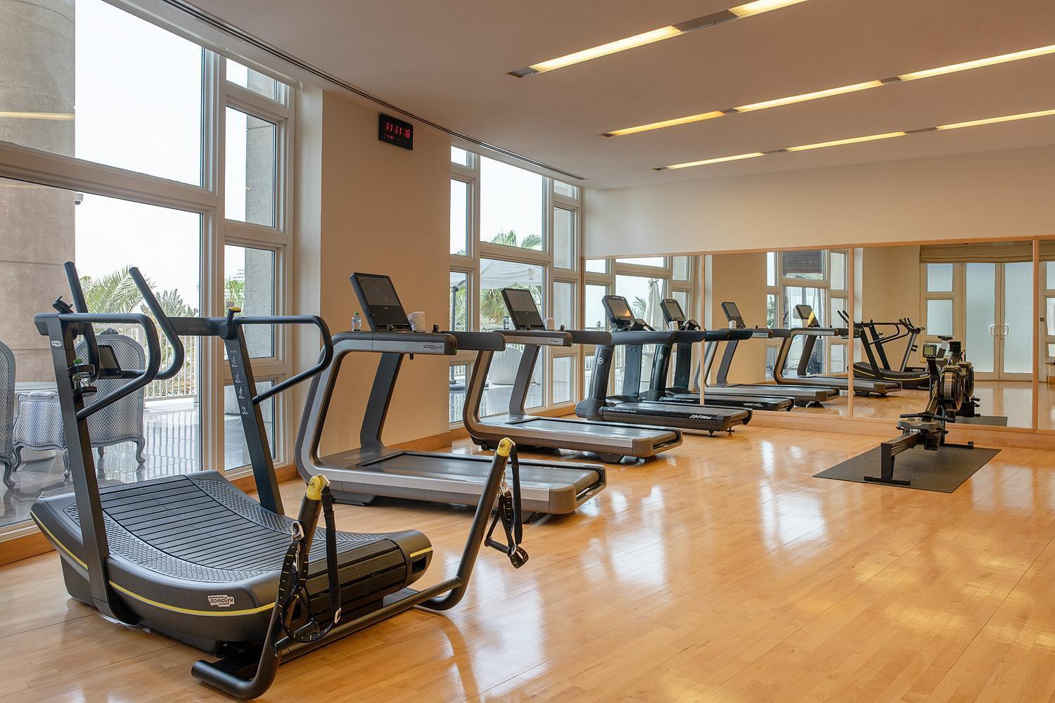 Four Seasons Hotel Doha Exterior photo The gym at the hotel