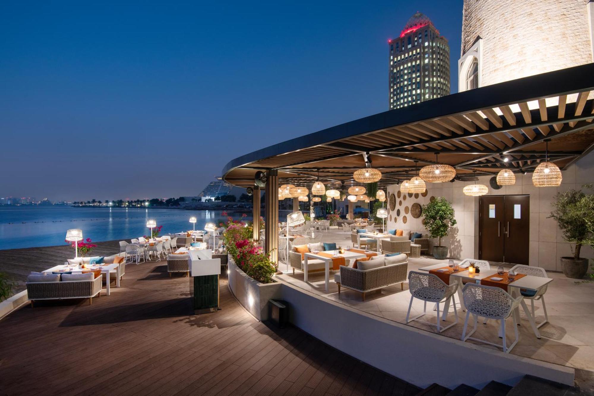 Four Seasons Hotel Doha Exterior photo The Deck