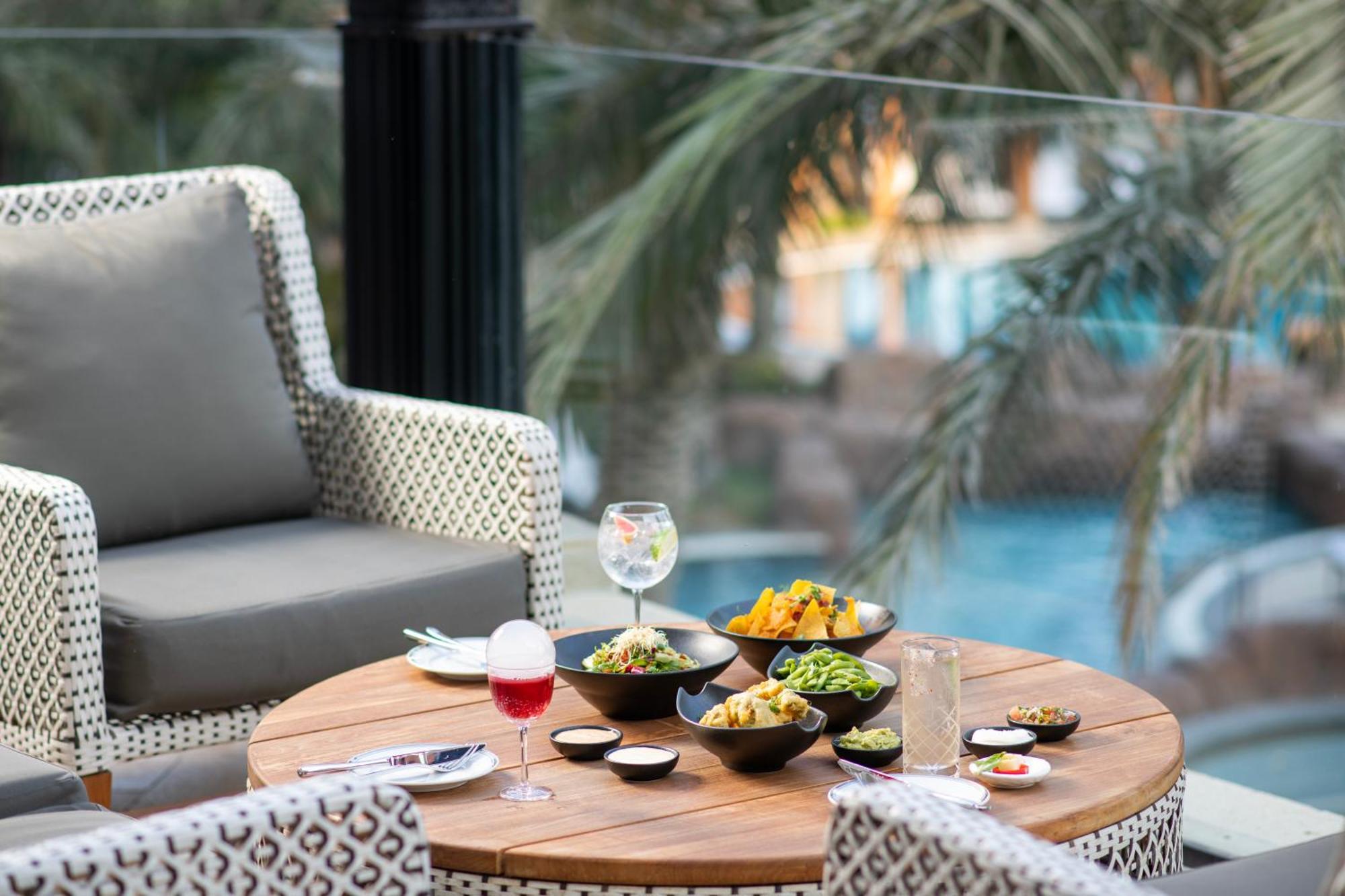 Four Seasons Hotel Doha Exterior photo The Pool Bar