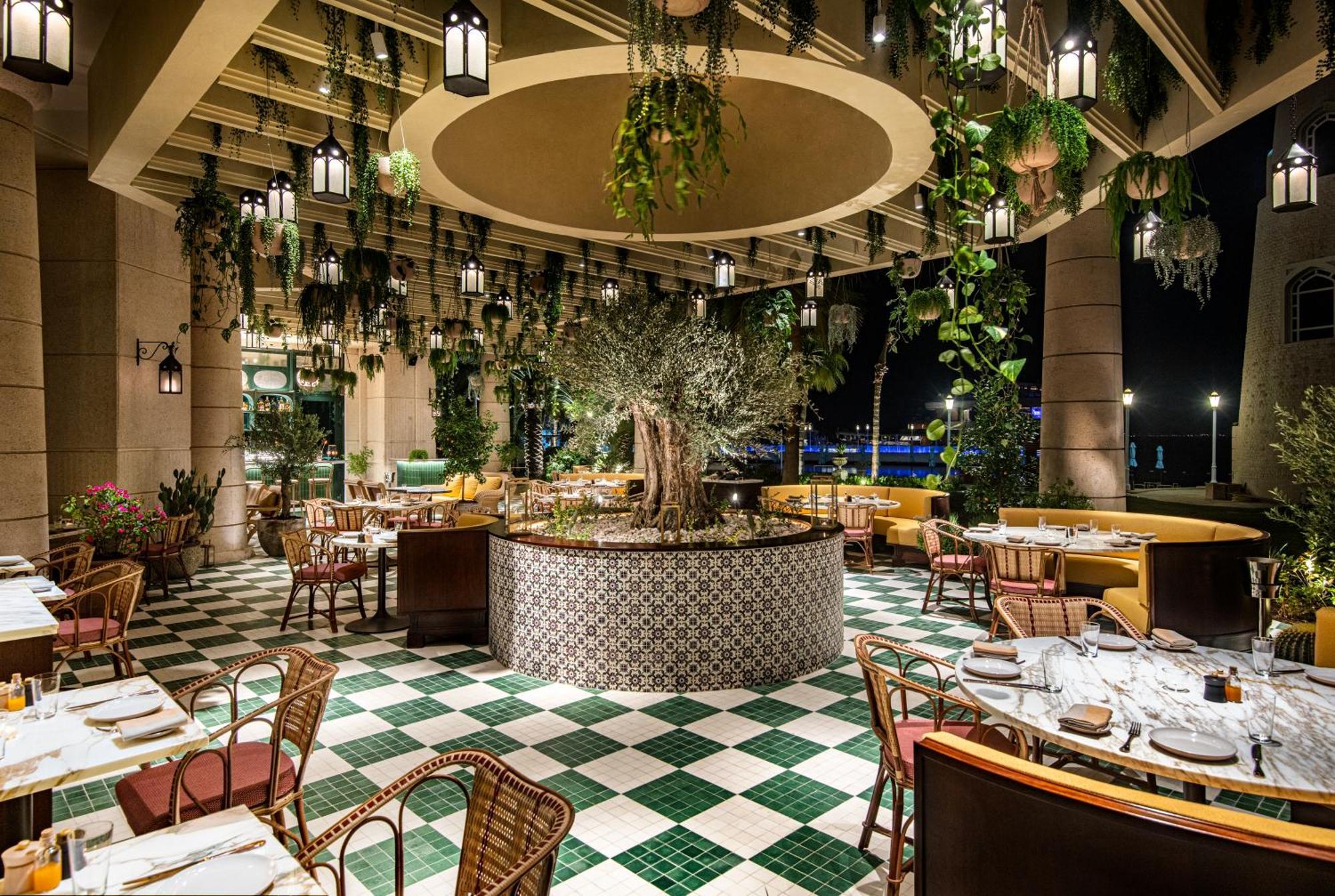 Four Seasons Hotel Doha Exterior photo The restaurant's interior