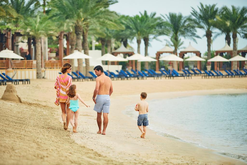 Four Seasons Hotel Doha Exterior photo Family on the beach at Jumeirah Beach Hotel