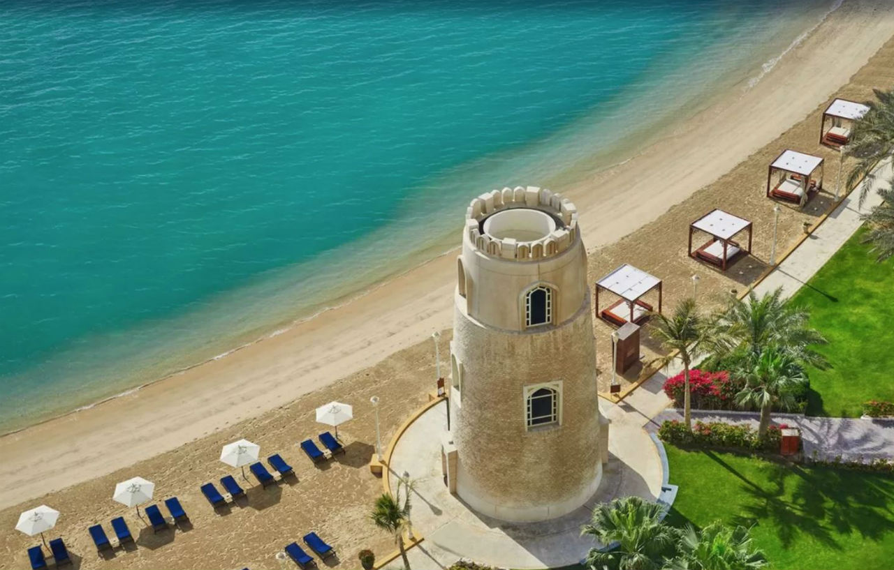 Four Seasons Hotel Doha Exterior photo The beach at the Jumeirah Beach Hotel